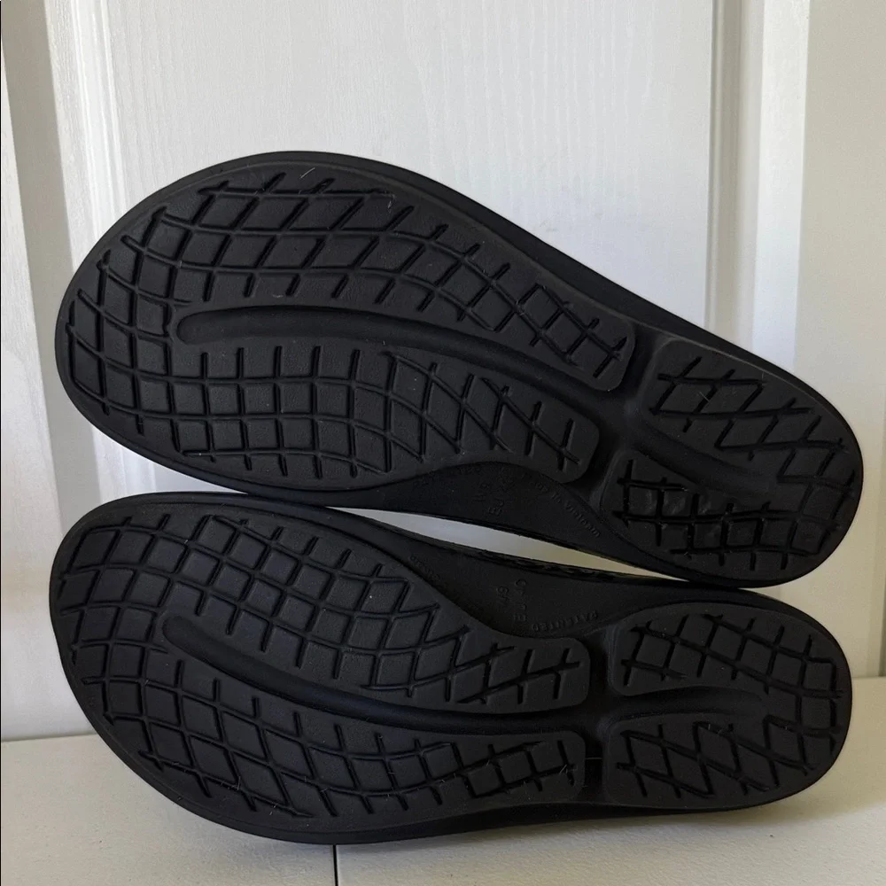 OOFOS OOlala Women's Black Sandals ( sz - 9) - Picture 6 of 6